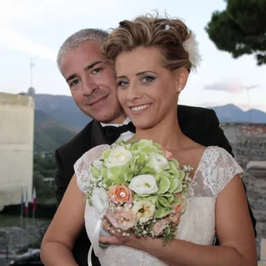 Sposi felici in primo piano