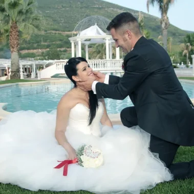 Tenerezze a bordo piscina