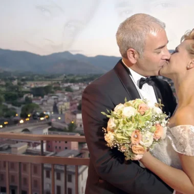 Tenero bacio con panorama